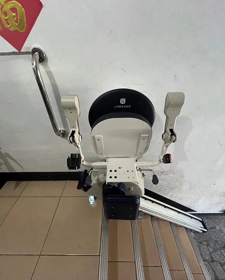 Straight-Track-Straight-blue-front of elevator (1)
